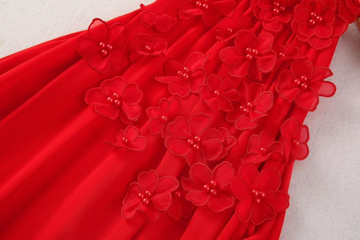 Dreidimensionales Kleid mit Perlen und Blumenmuster