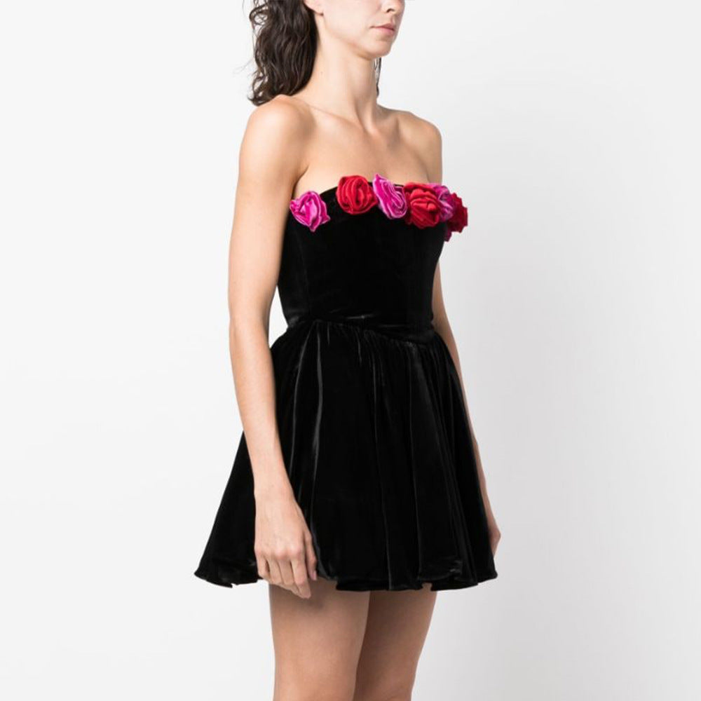 Damen-Kleid mit Tube-Top und Blumendekoration in Kontrastfarbe