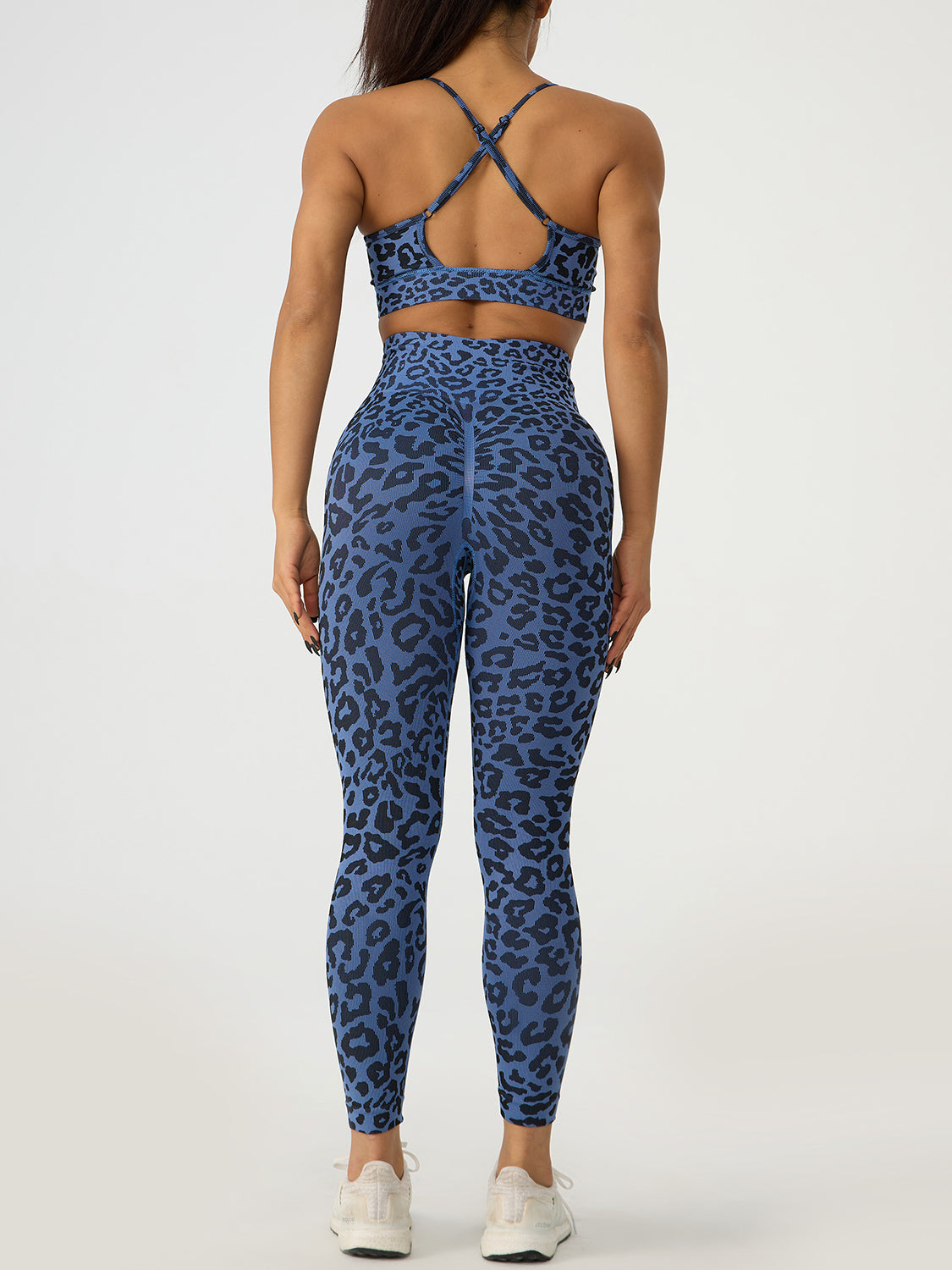 Active-Set mit Leoparden-Crosscross-Top und Leggings