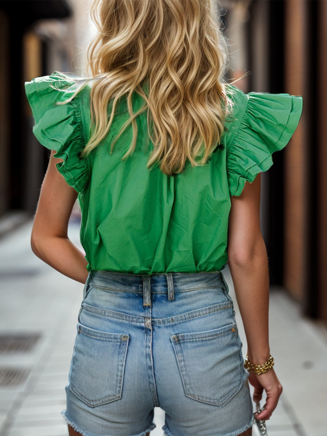 Blusa con mangas casquillo con muescas y volantes