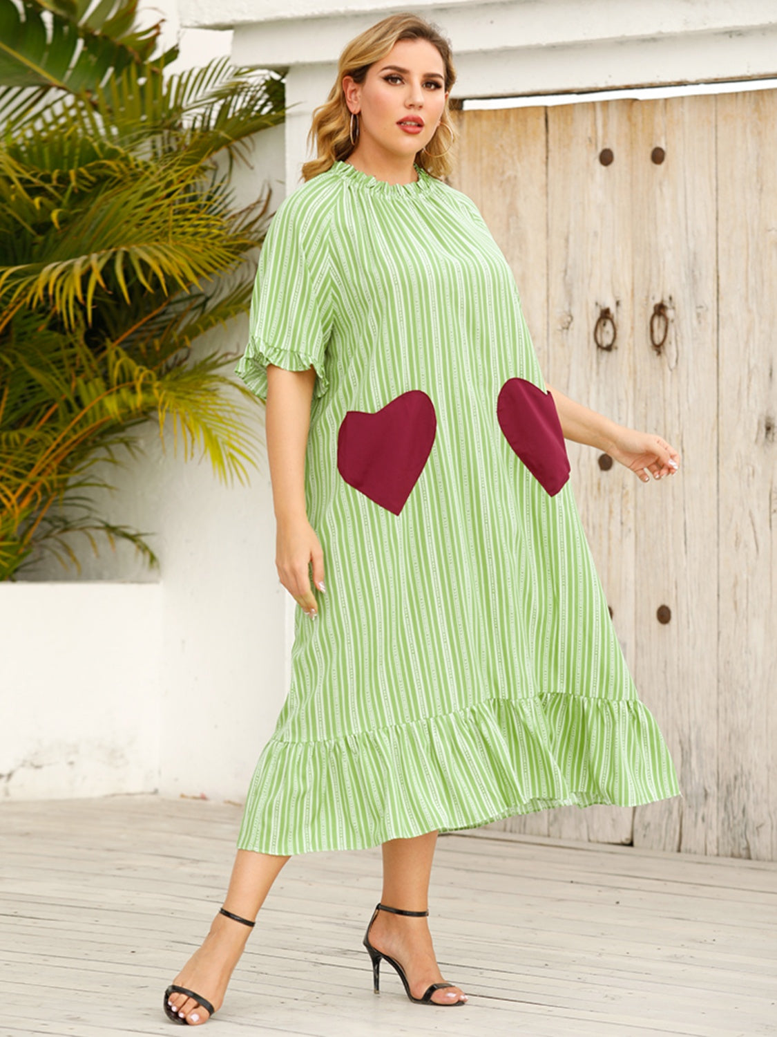 Plus-Size-Kleid mit Rüschen und Herzstreifen und halben Ärmeln