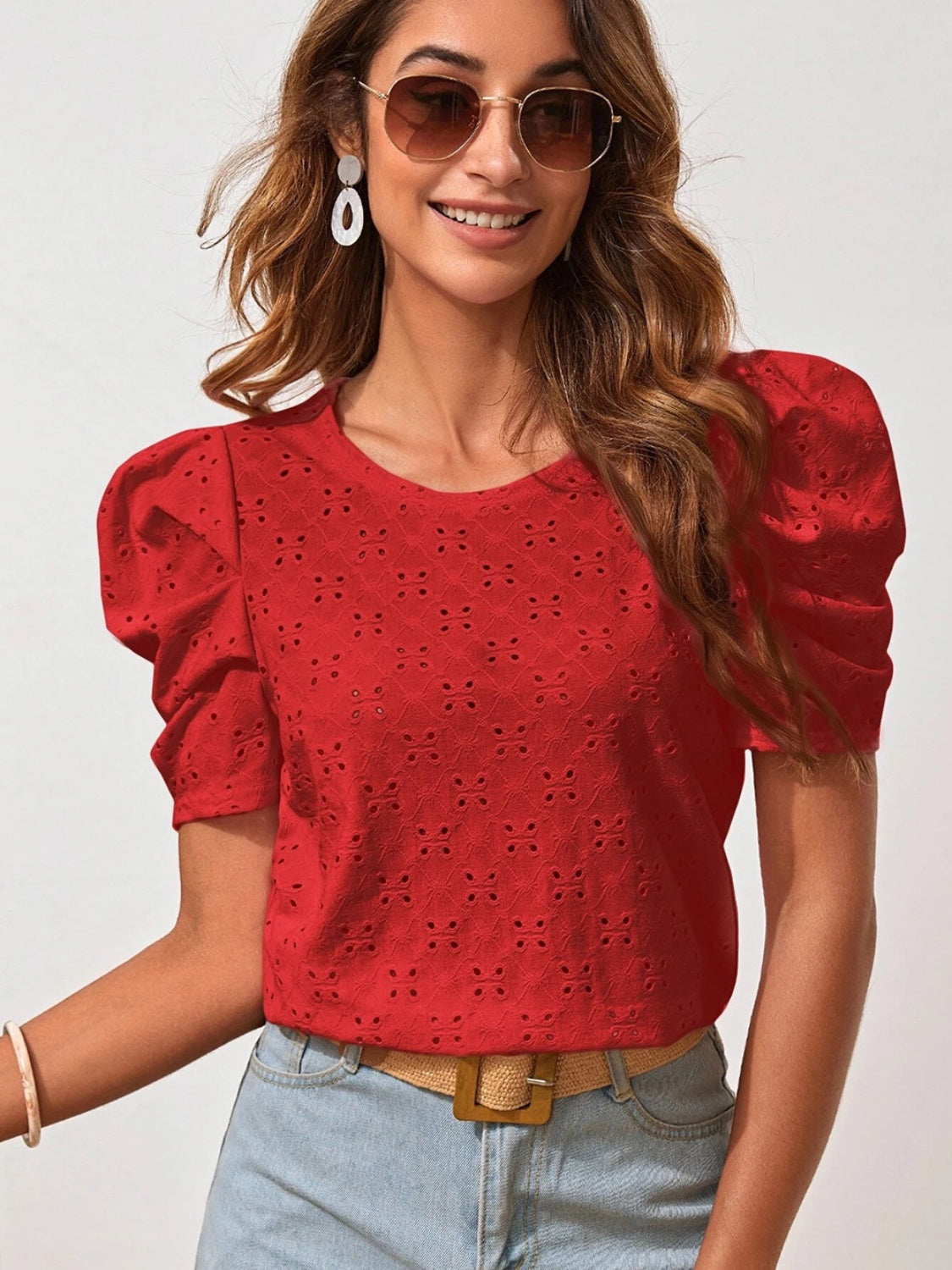 Blusa con mangas abullonadas y cuello redondo con ojales