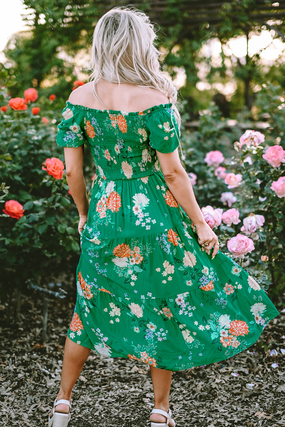 Vestido midi con estampado floral y manga de burbuja fruncido con gradas verde