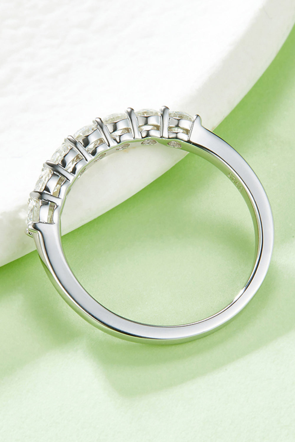 Platinierter Halb-Eternity-Ring mit Moissanit