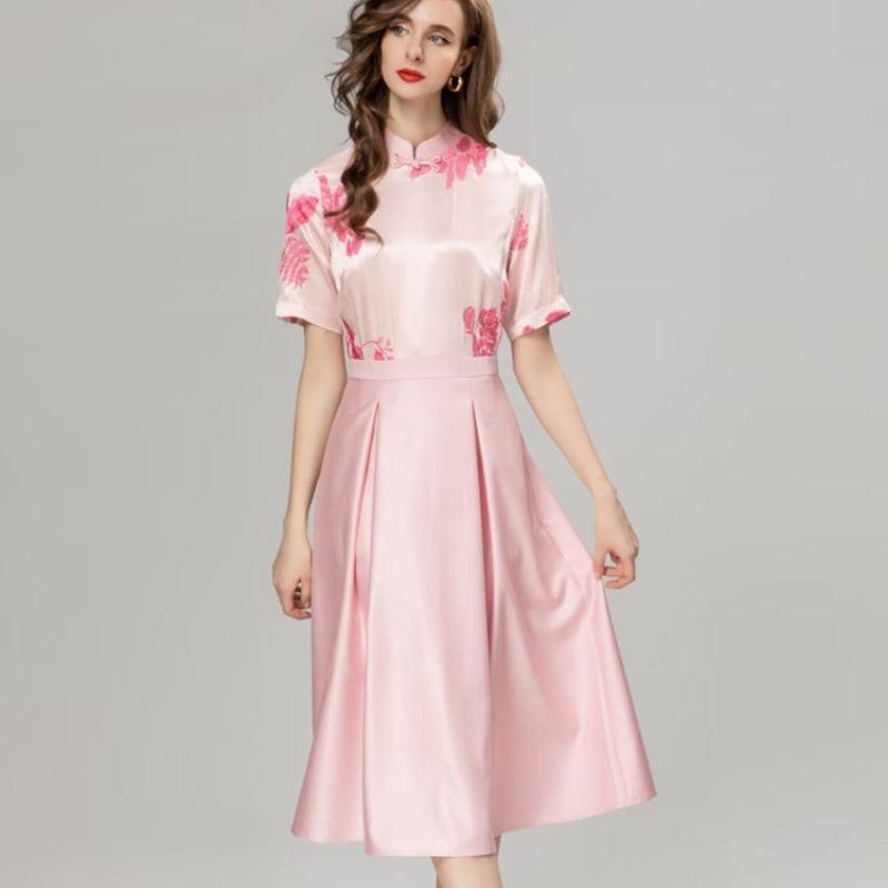 Kleid im ethnischen Stil mit Stehkragen, Maschinenstickerei, kurzen Ärmeln, großen Swing-Nähten