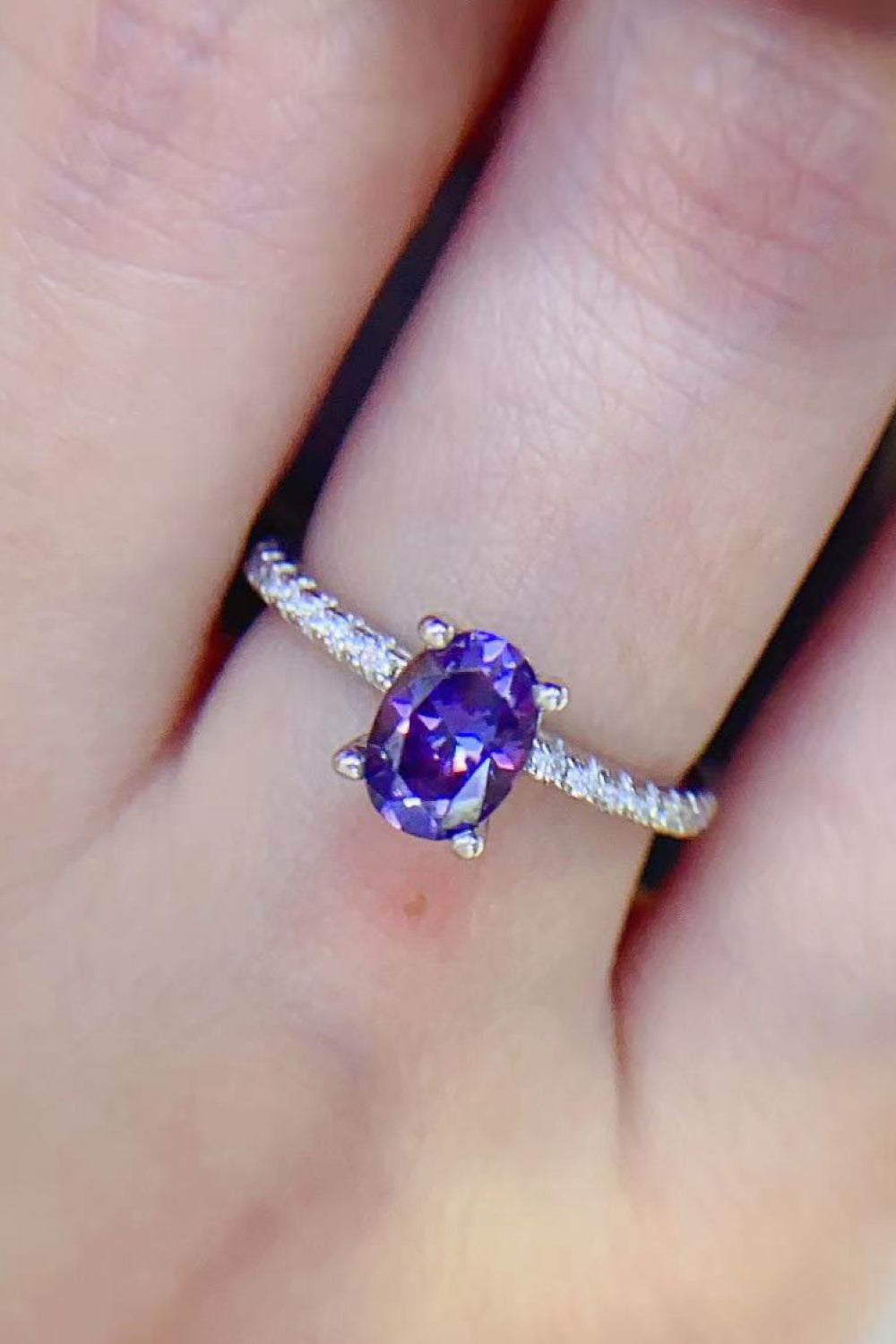 1 Karat violetter Moissanit-Ring mit 4 Zinken