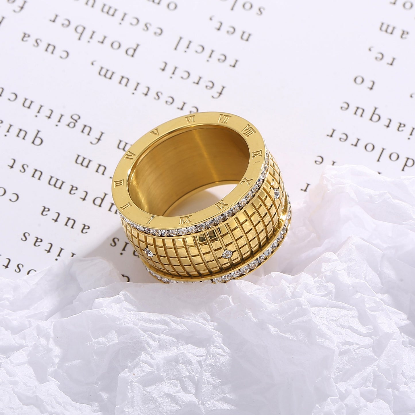 Ring aus Edelstahl mit eingelegtem Strassstein