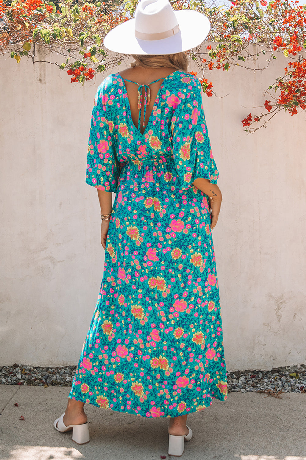 Grünes Boho-Maxikleid mit tiefem V-Ausschnitt und Blumenmuster