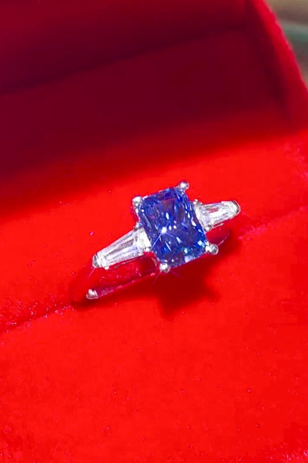 Platinierter rechteckiger Ring mit 1 Karat Moissanit in Blau