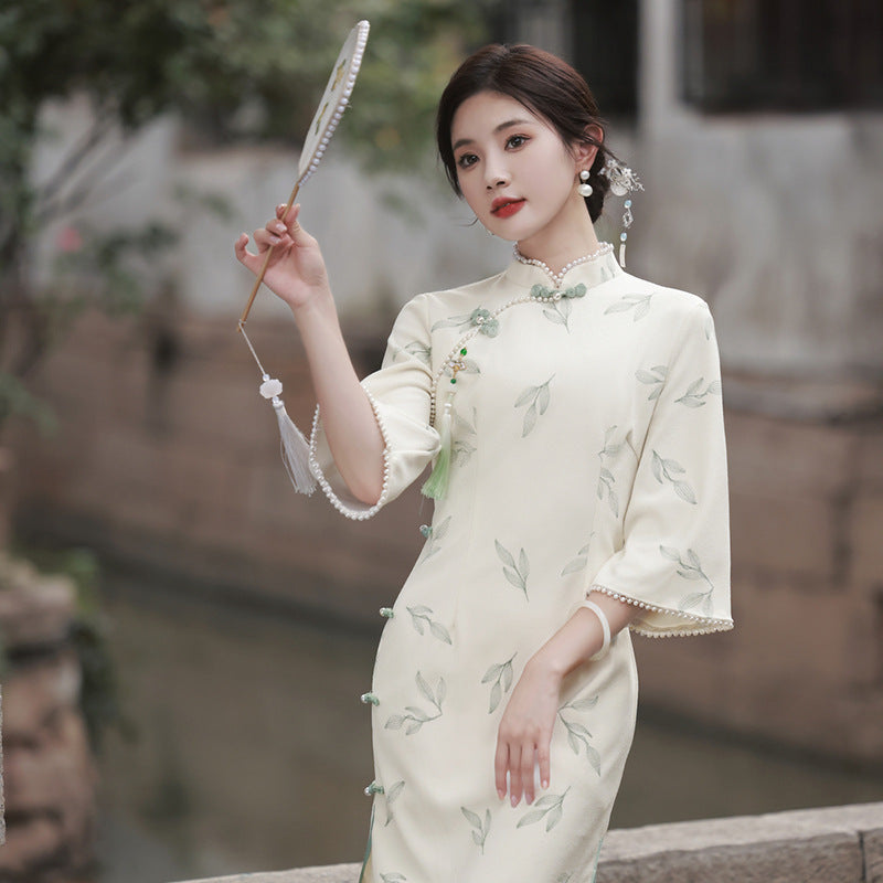 Aprikosenfarbenes Cheongsam-Kleid mit Spitzenstickerei und Glockenärmeln