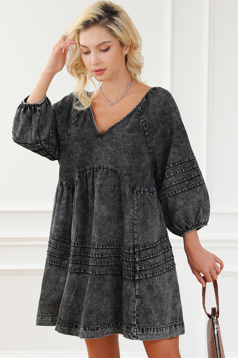 Schwarzes, plissiertes Denim-Babydoll-Kleid mit V-Ausschnitt und Puffärmeln