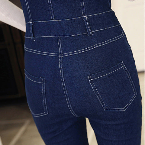 Mono denim acampanado con flecos y corte slim