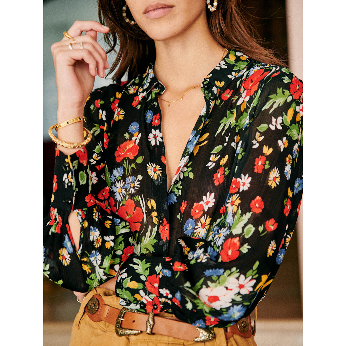 Camisa con margaritas y flores de jardín