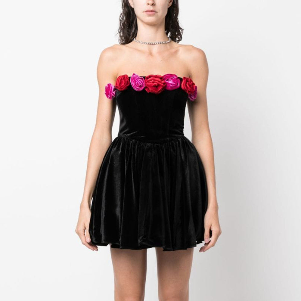 Damen-Kleid mit Tube-Top und Blumendekoration in Kontrastfarbe