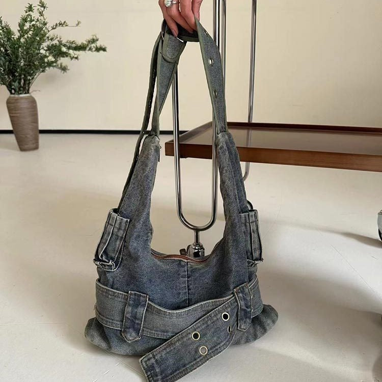 Umhängetasche aus gewaschenem Vintage-Denim mit besonderem Design