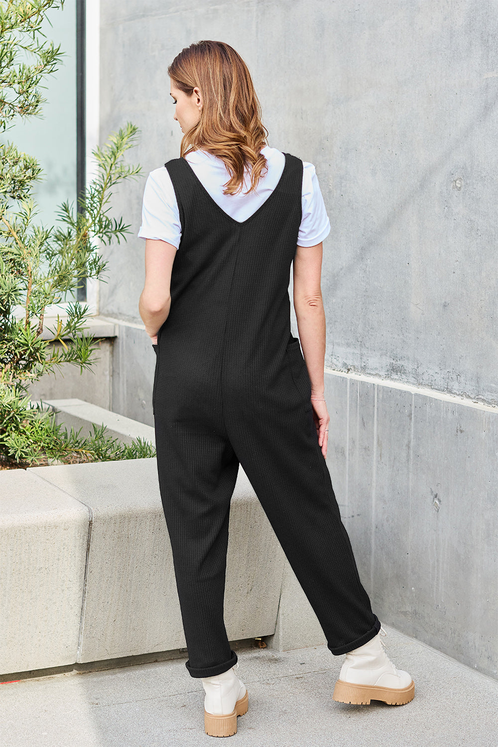 Ärmelloser, gerader Jumpsuit in voller Größe von Double Take