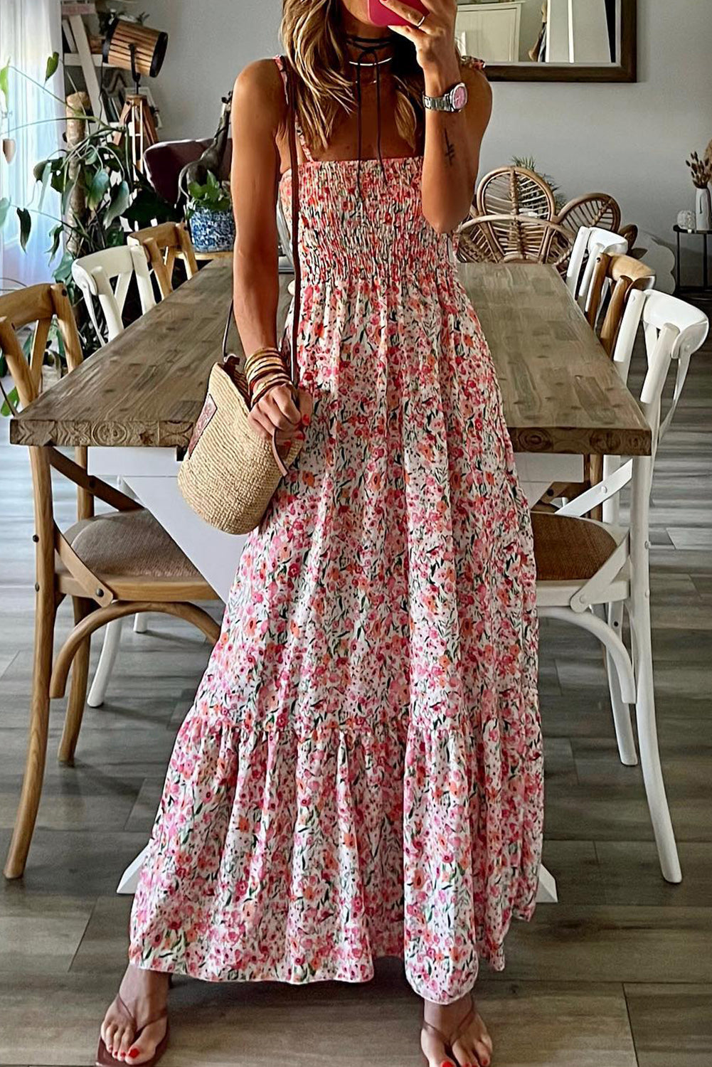 Weißes, gesmoktes, gerüschtes Boho-Maxikleid mit Blumenmuster