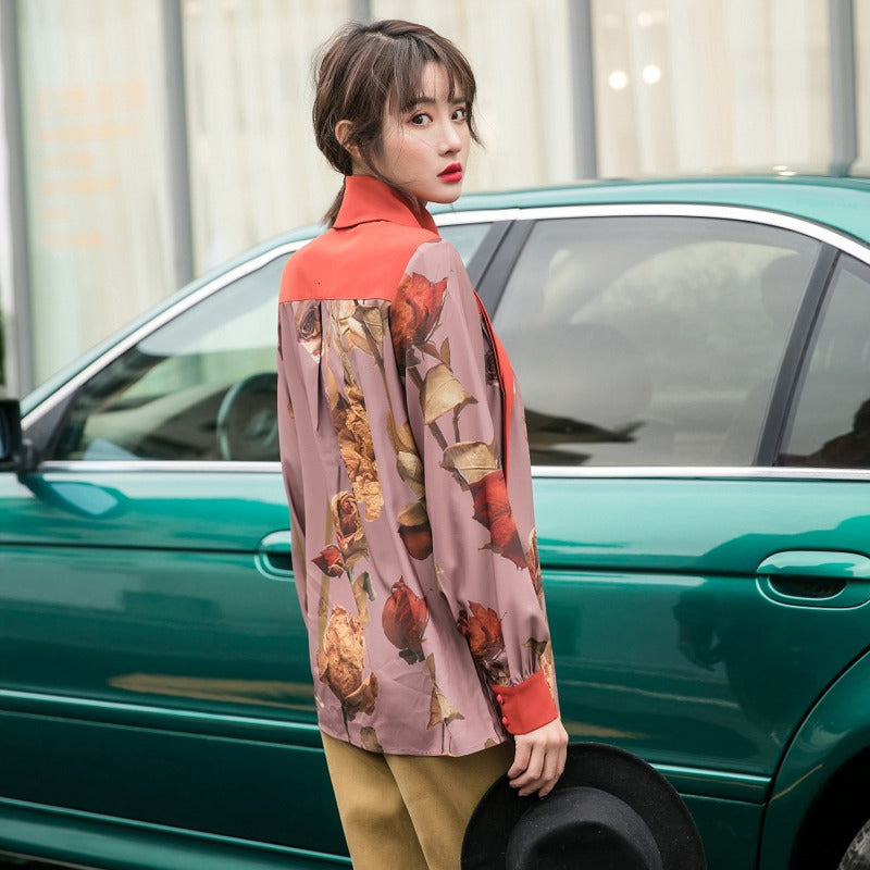 Camisa con cuello gótico y costuras con estampado de flores secas