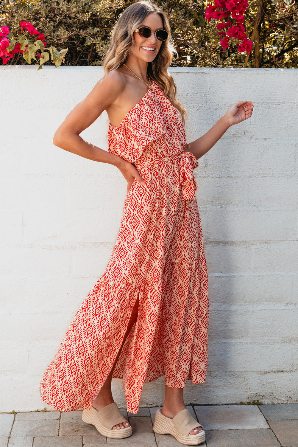 Feuriges rotes Boho-Maxikleid mit geometrischem Print und seitlichem Schlitz an einer Schulter