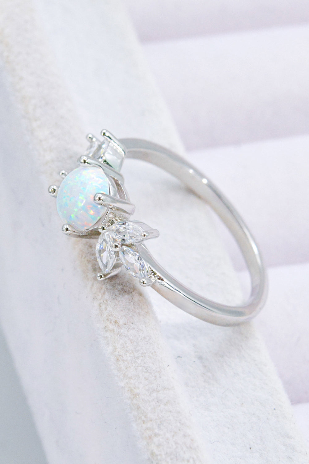 Ring aus 925er Sterlingsilber mit Opal und Zirkon