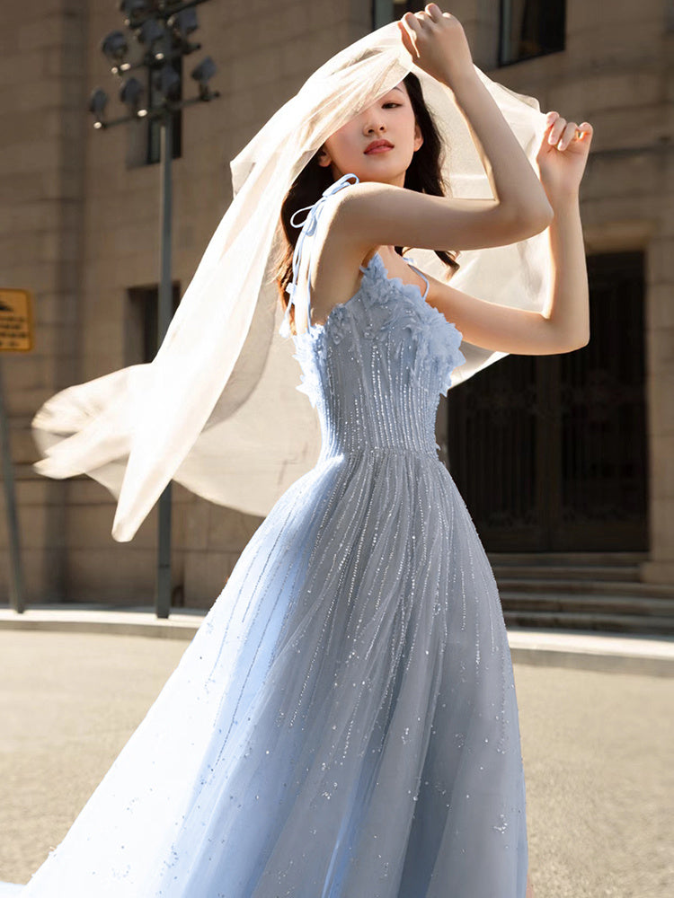 Actuación del banquete de graduación con vestido de noche con tirantes azules