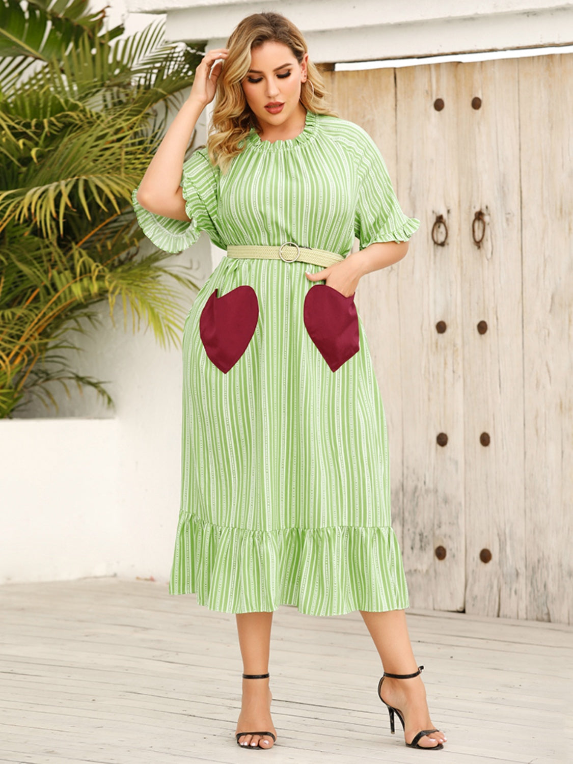 Plus-Size-Kleid mit Rüschen und Herzstreifen und halben Ärmeln