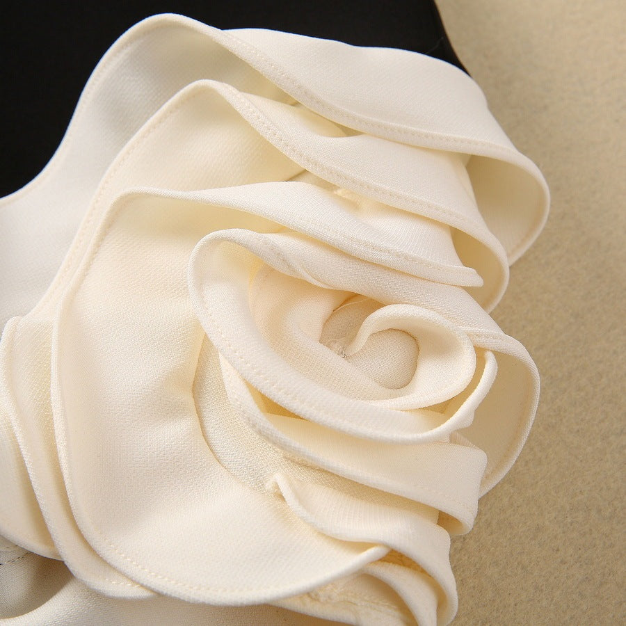 Vestido de cintura suelta de manga corta con flor de placa tridimensional