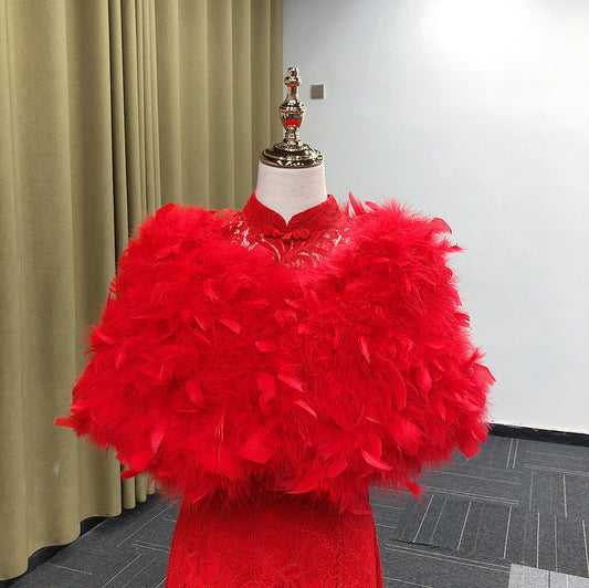 Einfarbiges Winter-Hochzeitskleid für Damen mit Feder-Schalumhang