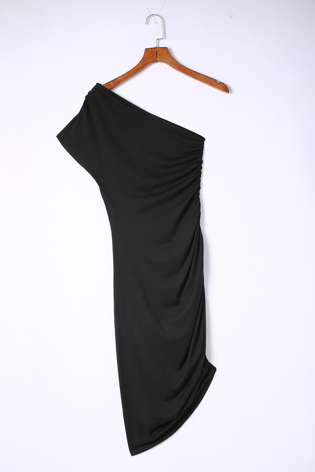 Schwarzes, kurzärmliges, figurbetontes Kleid mit One-Shoulder-Träger und Rüschen