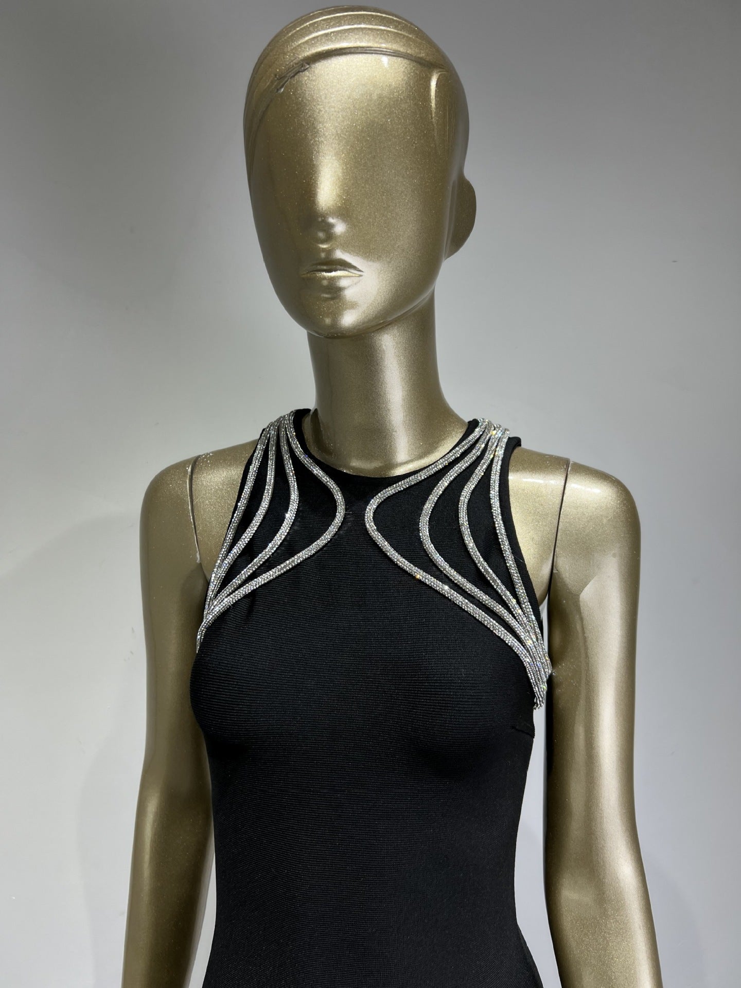 Vestido ajustado con cadena de perforación sin mangas y cuello redondo para mujer