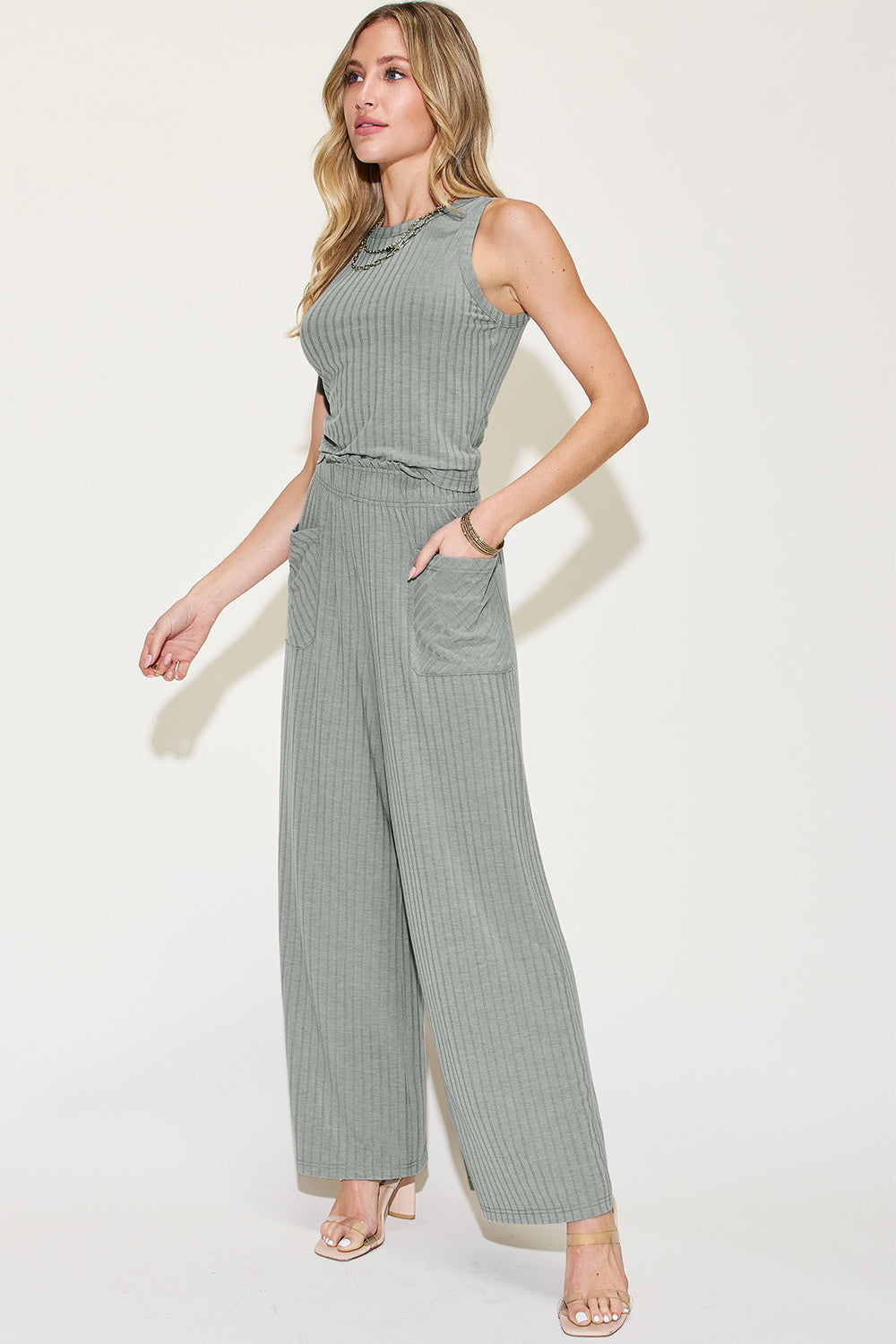 Basic-Set von Bae aus geripptem Tanktop in voller Größe und Hose mit weitem Bein