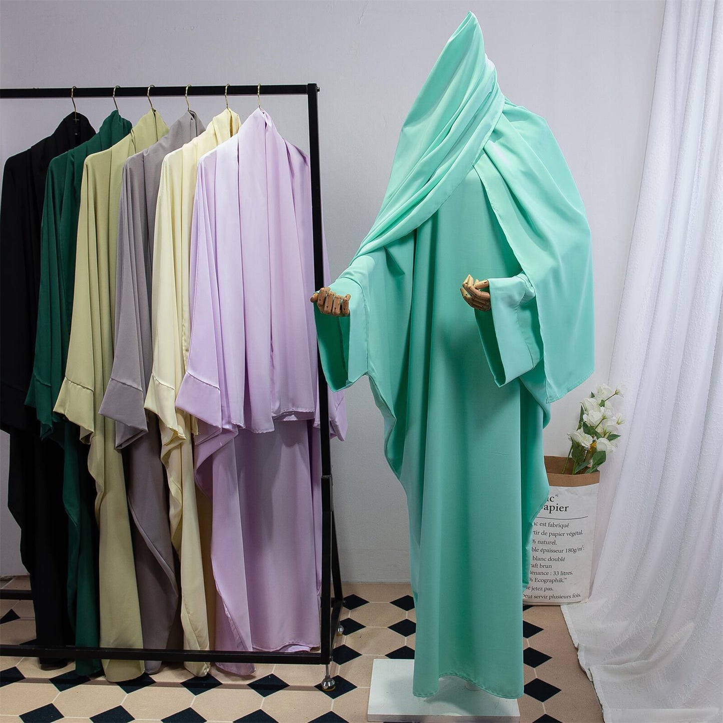 Einfarbiges arabisches Kleid Damenrobe mit Kopftuch