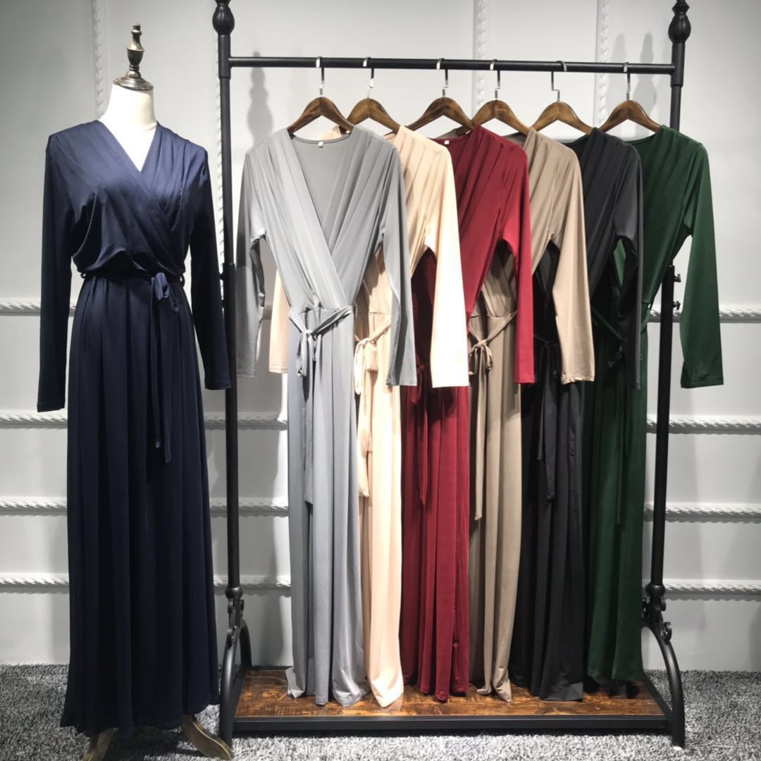 Einfarbiges langes muslimisches Kleid aus dem Nahen Osten für Damen