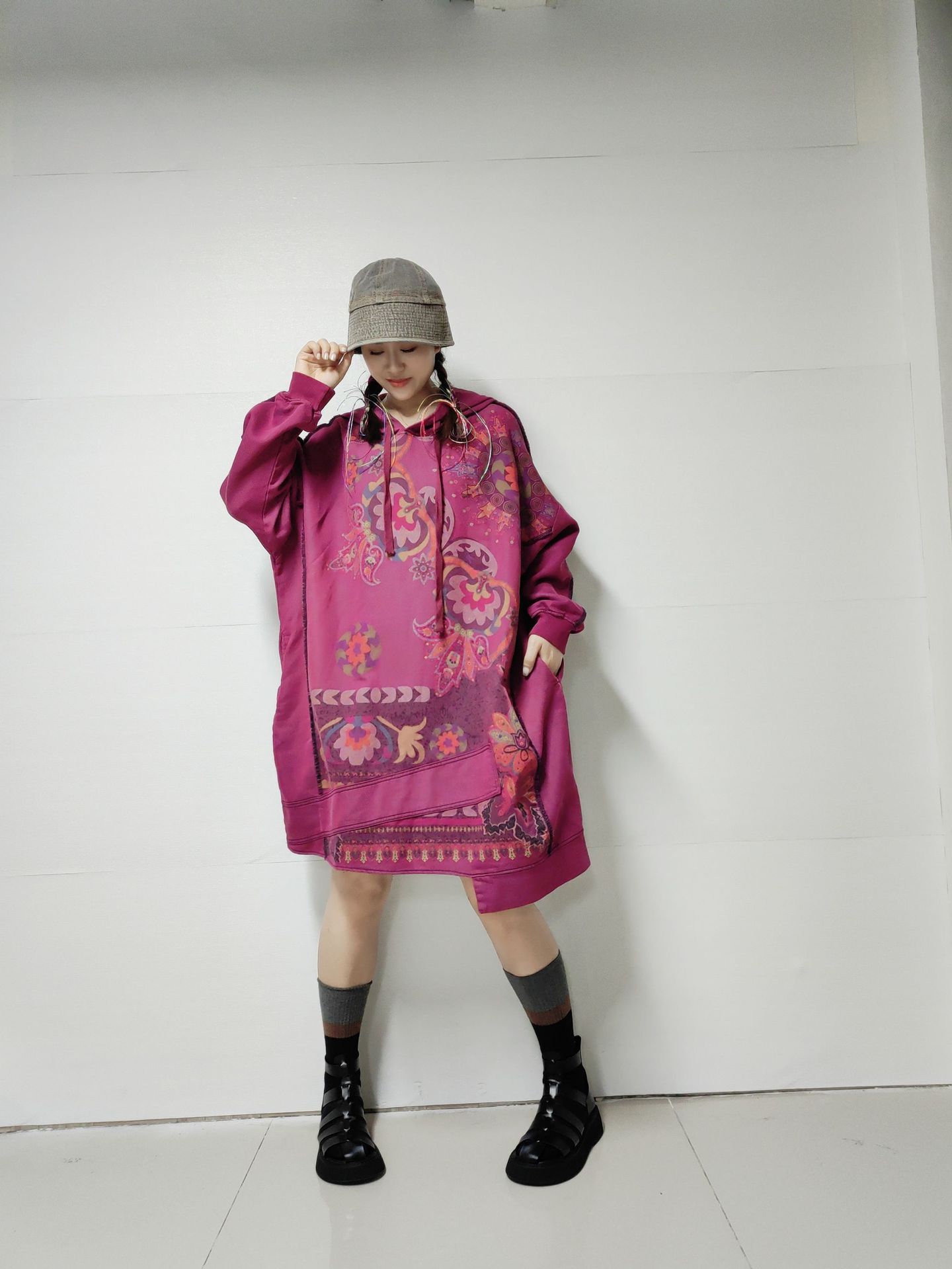 Mittellanges Pulloverkleid im Retro-Stil mit Kapuze für Damen