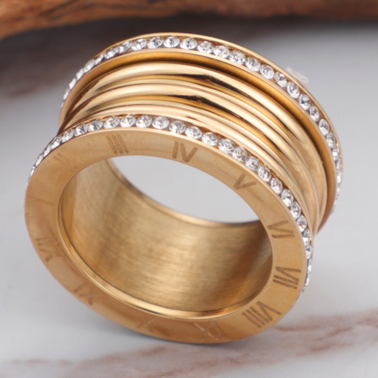 Ring aus Edelstahl mit eingelegtem Zirkon