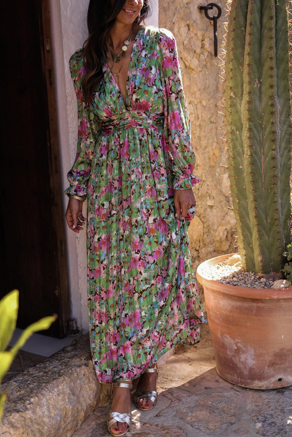 Vestido largo estampado floral con cuello en V profundo y cintura ceñida fruncida verde