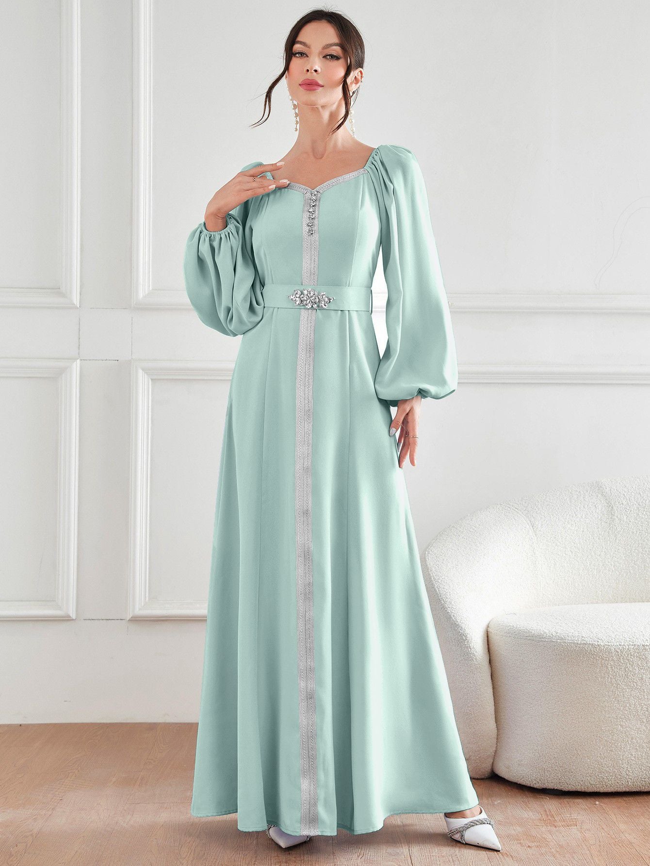 Kleid mit hoher Taille und Strasssteinen