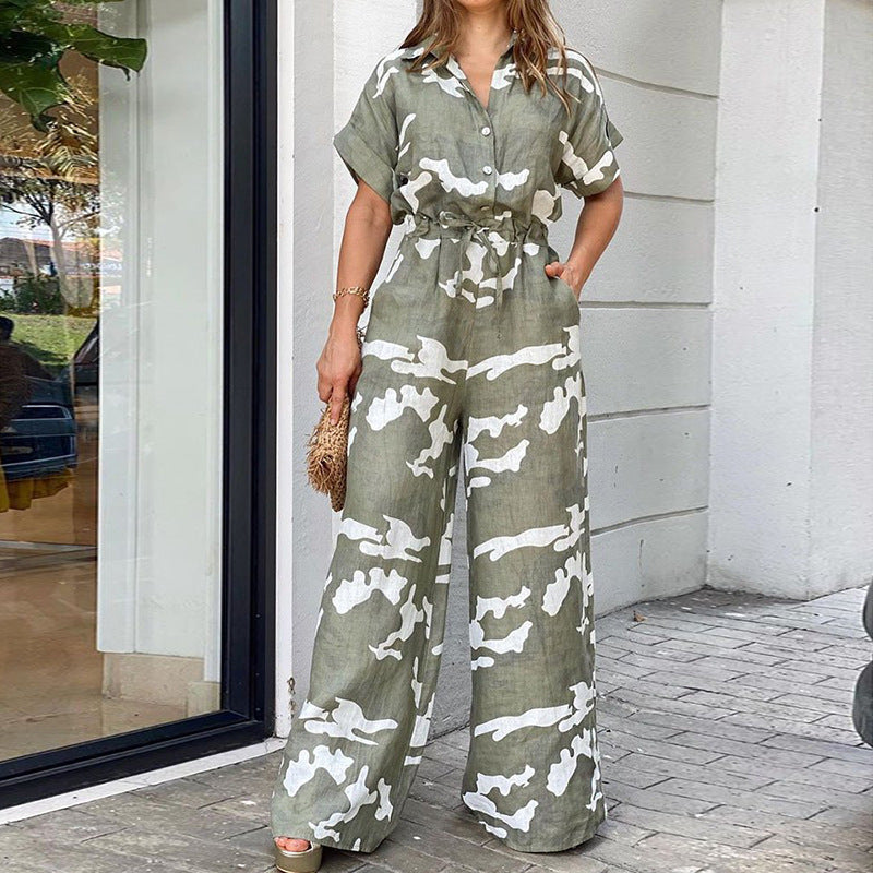 Modischer Jumpsuit mit Polokragen, Knopfleiste und Aufdruck