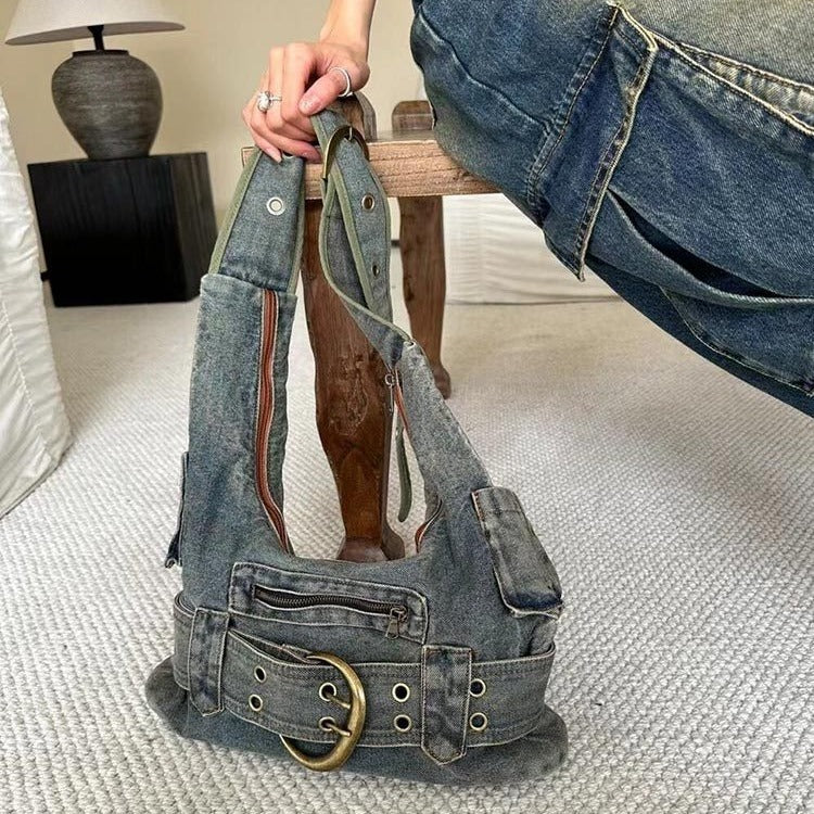 Umhängetasche aus gewaschenem Vintage-Denim mit besonderem Design