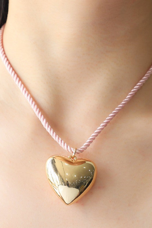 Collar de cuerda con colgante de corazón