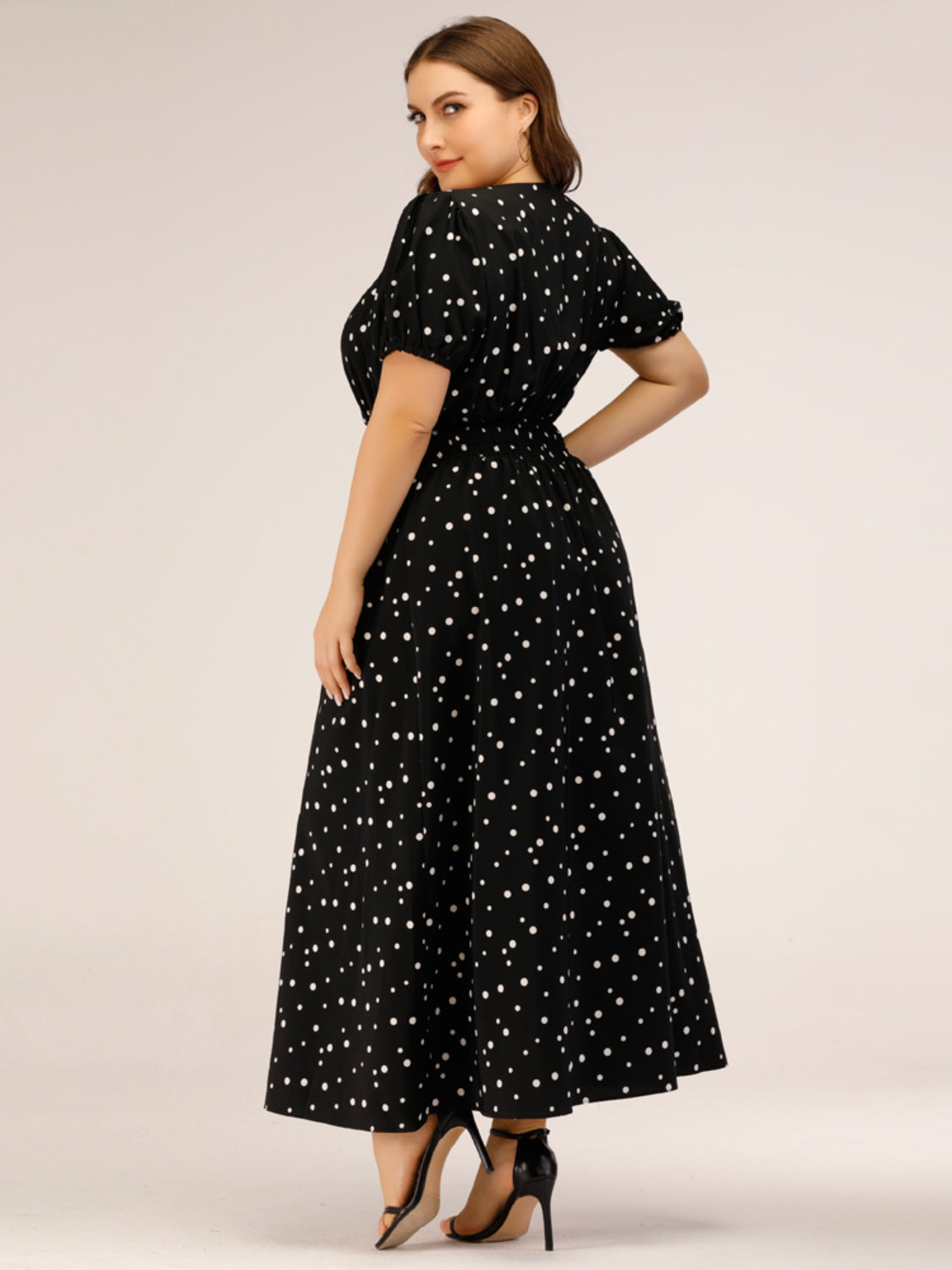 Plus-Size-Kleid mit gepunktetem eckigem Ausschnitt