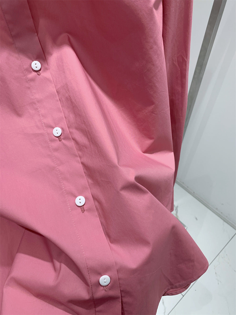 Diseño de camisa holgada informal Niche para mujer