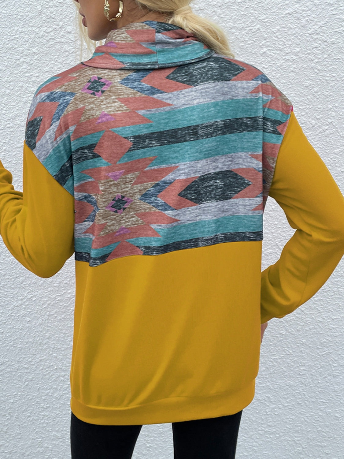 Langärmliges Sweatshirt mit geometrischem Kordelzug