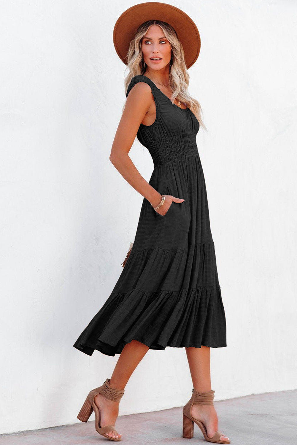 Vestido midi con volantes y pliegues sin mangas con cuello en U negro