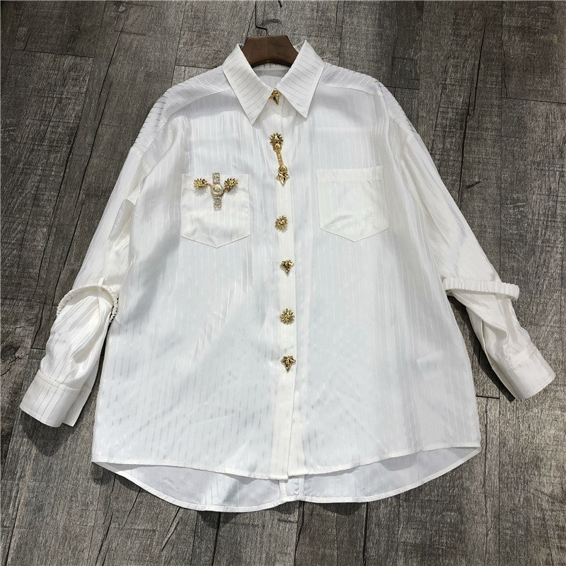 Camisa blanca de acetato de imitación a rayas con logotipo dorado para mujer