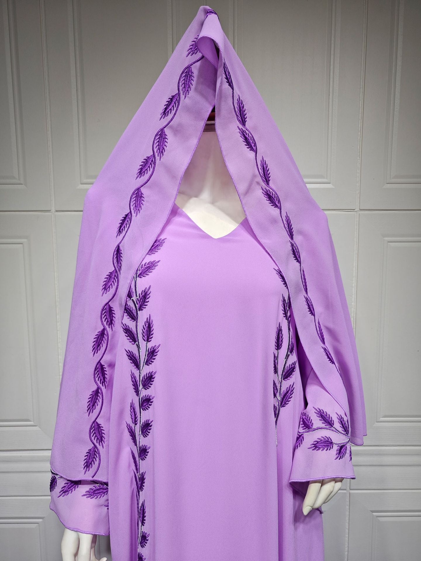 Langes, muslimisches, besticktes Chiffon-Kleid mit Rundhalsausschnitt und Kopftuch