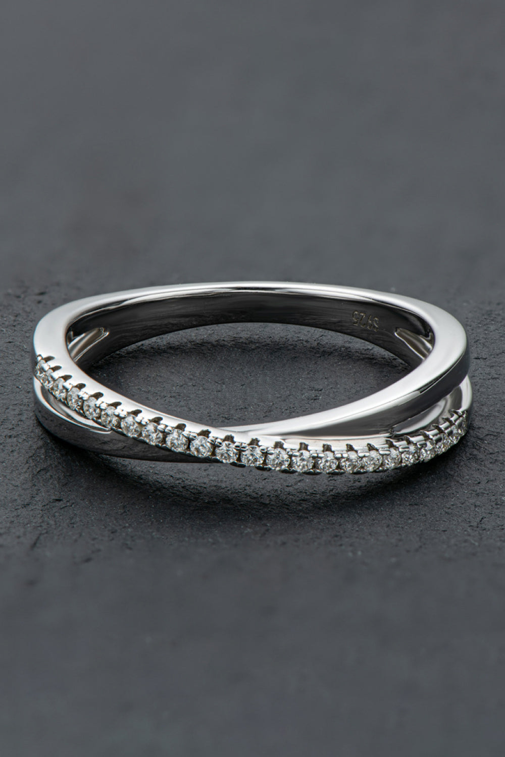 Kreuzförmiger Moissanit-Ring aus 925er Sterlingsilber