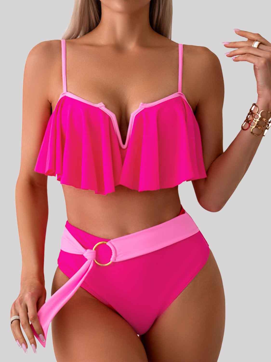 Conjunto de bikini con muescas y tirantes finos