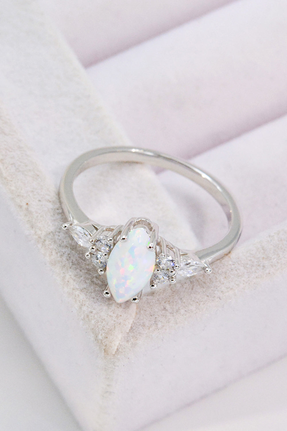 Platinierter Ring mit Opal und Zirkon