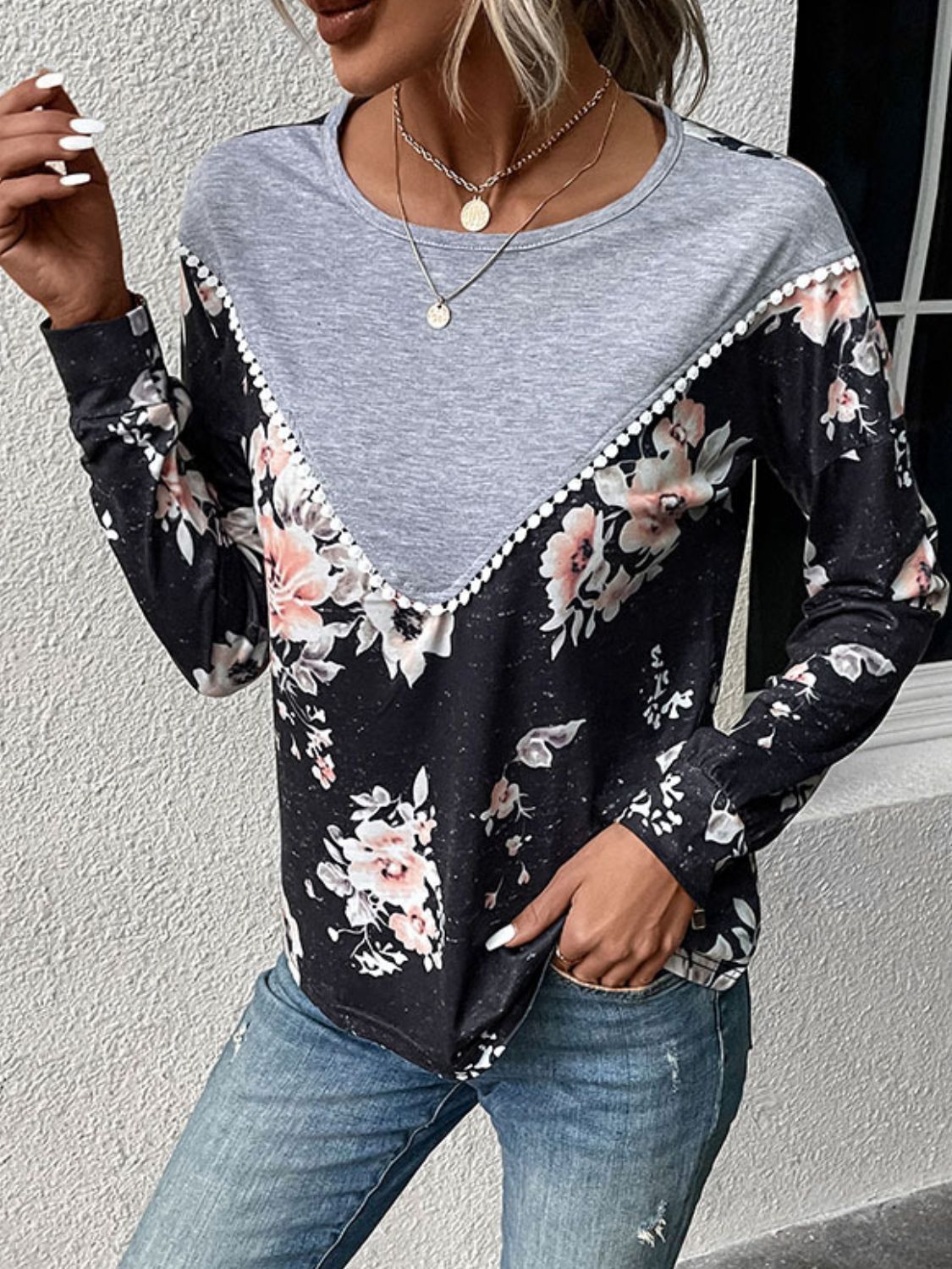 Sudadera con estampado floral y hombros caídos con cuello redondo en contraste